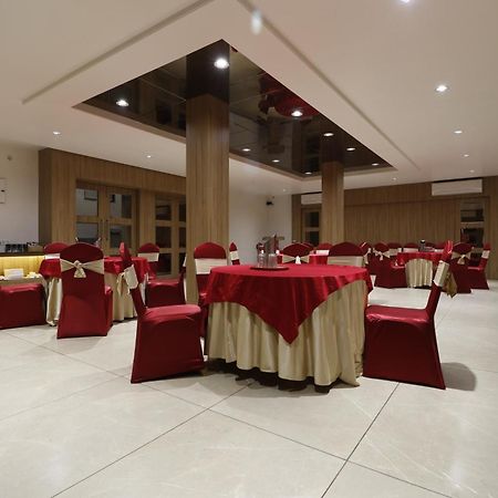 Hotel Yatri Нагпур Экстерьер фото